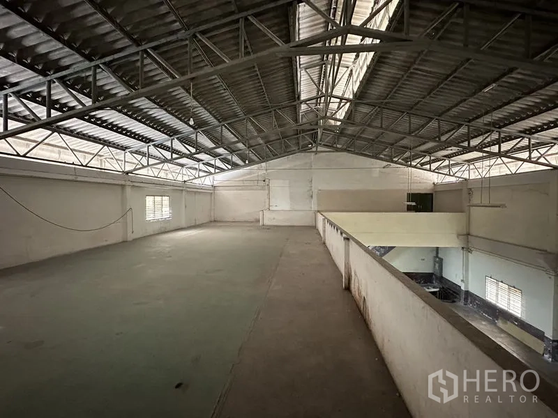 工厂 出租在Bang Bua Thong, Nonthaburi - 夹层储物区俯瞰厂房，位于钢结构屋顶下