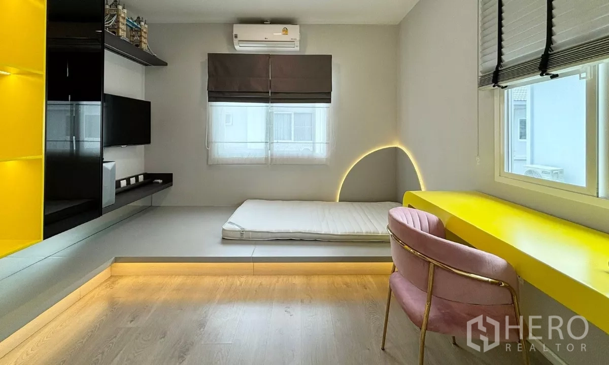 บ้าน ให้เช่าหรือขายในPrawet, Bangkok - ห้องเด็กหรือแขก พร้อมเตียงยกพื้น โต๊ะทำงานสีเหลือง เก้าอี้ชมพู และไฟโค้ง