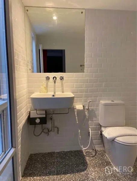 ทาวน์เฮาส์ ให้เช่าในKhlong Toei, Bangkok - ห้องน้ำสว่าง ผนังกระเบื้องซับเวย์สีขาว กระจกบานใหญ่ อ่างล้างหน้าแขวนผนัง และชักโครก