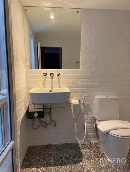 ทาวน์เฮาส์ ให้เช่าในKhlong Toei, Bangkok - ห้องน้ำสว่าง ผนังกระเบื้องซับเวย์สีขาว กระจกบานใหญ่ อ่างล้างหน้าแขวนผนัง และชักโครก