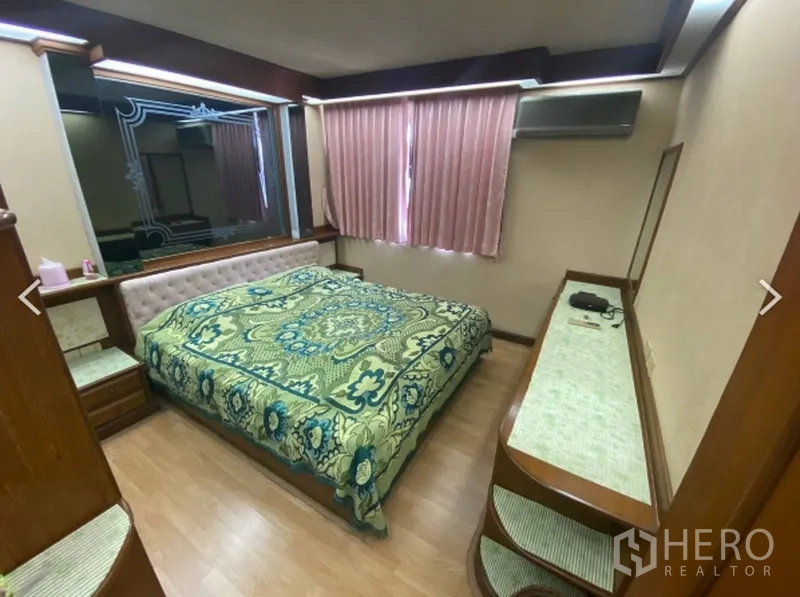 คอนโด ขายในWatthana, Bangkok - ห้องนอนหลัก เตียงคิงส์ไซส์ ผ้าม่าน เครื่องปรับอากาศ และโต๊ะแต่งตัว ที่ D.S. Tower 2