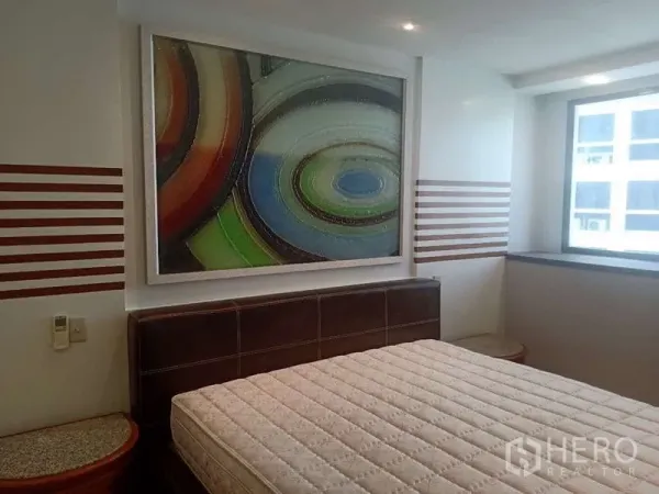 คอนโด ให้เช่าในKhlong Toei, Bangkok - ห้องนอนพร้อมภาพศิลปะขนาดใหญ่เหนือหัวเตียง แสงธรรมชาติภายในคอนโด President Park