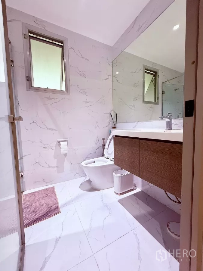 สำนักงานที่บ้าน ให้เช่าหรือขายในWang Thonglang, Bangkok - ห้องน้ำโมเดิร์นกระเบื้องลายหินอ่อน พร้อมฉากอาบน้ำและเคาน์เตอร์ลอย