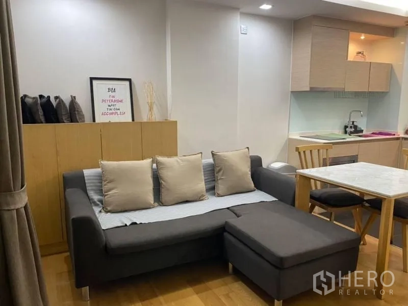 คอนโด ให้เช่าในWatthana, Bangkok - พื้นที่นั่งเล่นแบบเปิด โซฟาเข้ามุม โต๊ะทานอาหาร และครัวขนาดกะทัดรัด