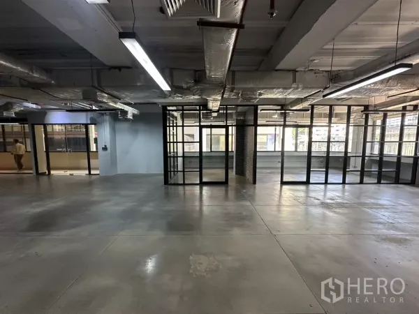 办公空间 出租 - 中央开放空间，多个玻璃房间与充足自然光。