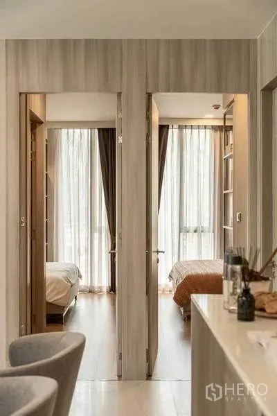 คอนโด ให้เช่าในWatthana, Bangkok - มุมมองโถงทางเดินเข้าสู่ห้องนอนสองห้อง หน้าต่างสูงพื้นไม้ ใกล้ครัวแบบเปิด