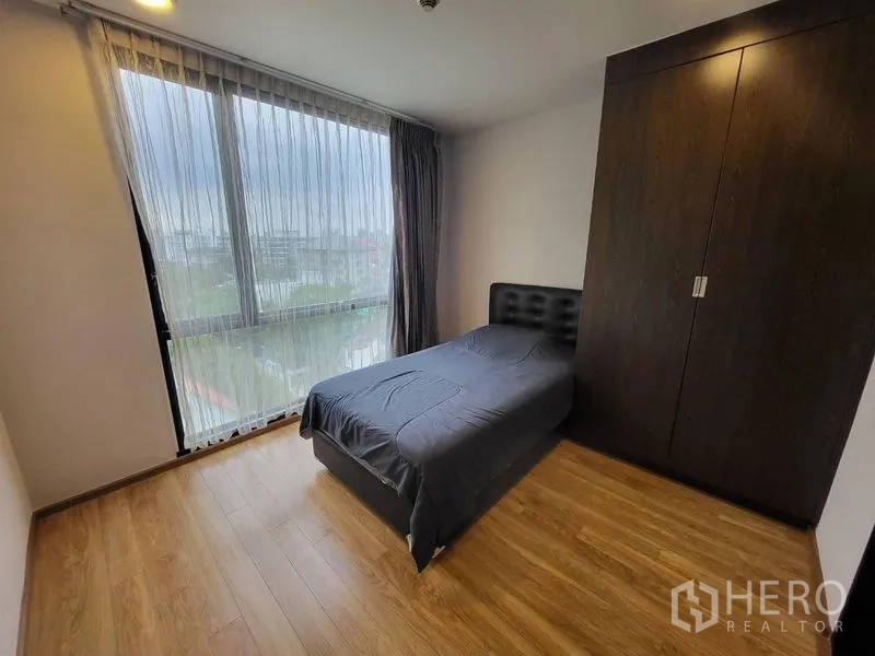 คอนโด ให้เช่าหรือขายในPhaya Thai, Bangkok - ห้องนอนที่สอง เตียงเดี่ยว ตู้เสื้อผ้า และหน้าต่างสูงจรดเพดาน