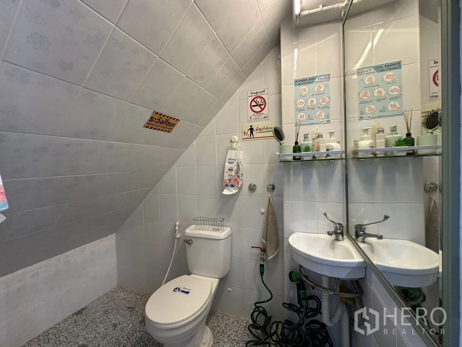 店屋 for rent in Phra Khanong, Bangkok - 小型瓷砖浴室，带马桶、洗手盆和镜子。