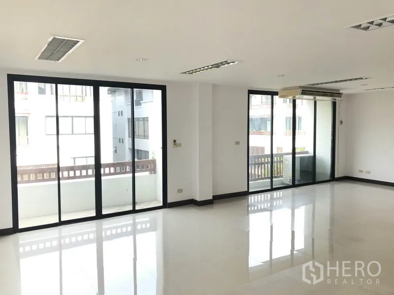 สำนักงานที่บ้าน ให้เช่าในWang Thonglang, Bangkok - พื้นที่ทำงานกว้าง มีประตูกระจกเต็มบานสองทิศทางออกสู่ระเบียง พร้อมแอร์แขวนผนัง