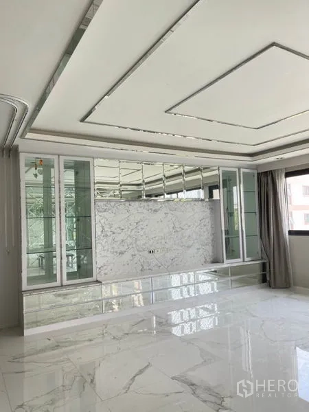 ทาวน์เฮาส์ ให้เช่าหรือขายในYan Nawa, Bangkok - ห้องชั้นบนสว่าง เพดานซ่อนไฟ บิวต์อินกระจก และพื้นลายหินอ่อน