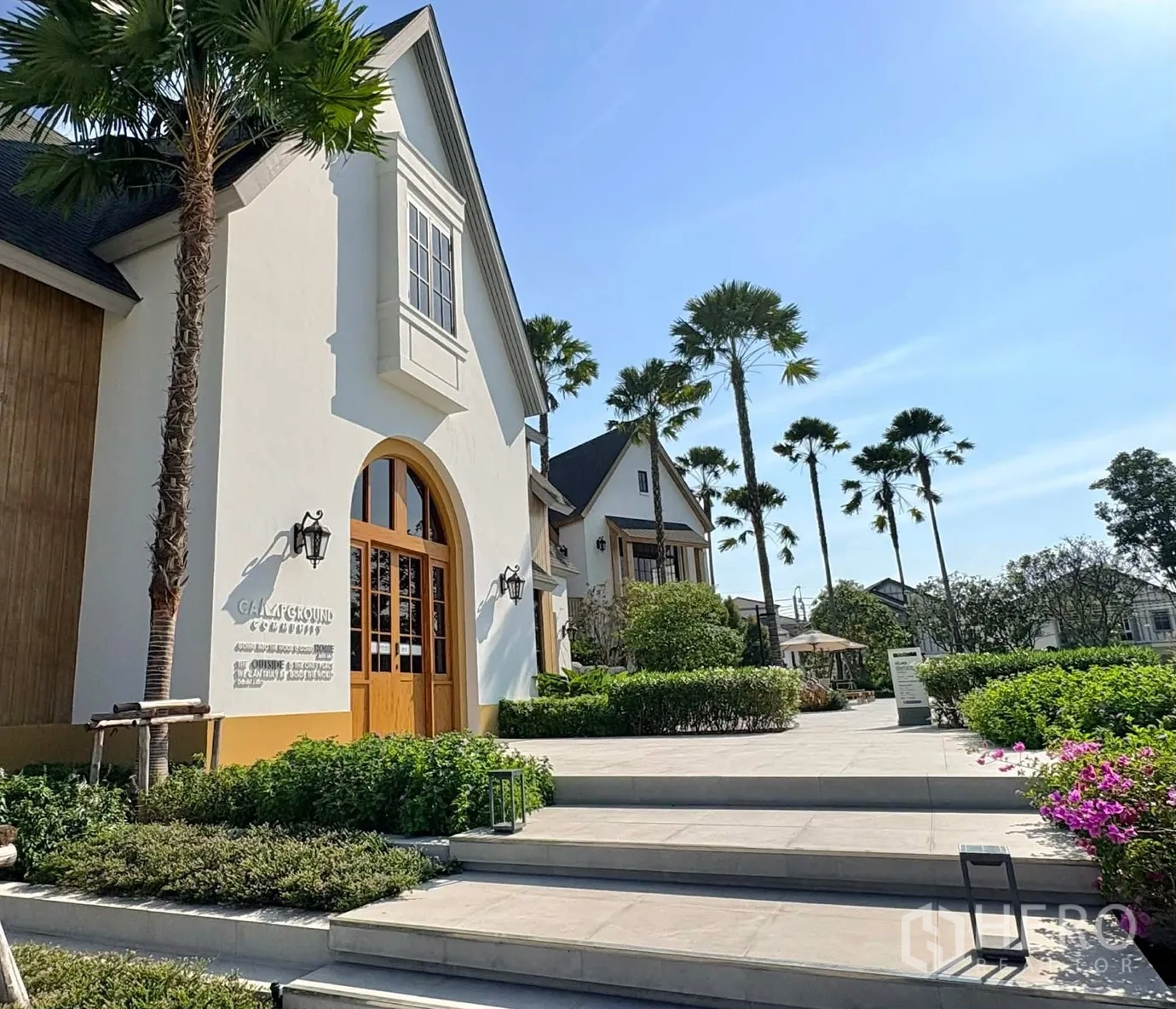 独立式住宅 for rent in Bang Phli, Samut Prakan - 社区会所，椰林成排，园景精致，蓝天下度假氛围浓厚。