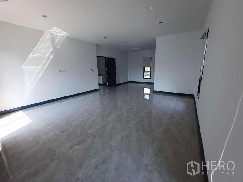 สำนักงานที่บ้าน ให้เช่าในHuai Khwang, Bangkok - ห้องโล่งกว้าง ปูกระเบื้องสีเทา มีหน้าต่างหลายบาน