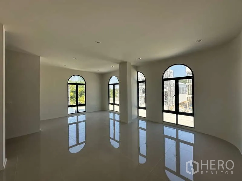 โรงงาน ขายในLam Luk Ka, Pathum Thani - ห้องออฟฟิศชั้นบนสว่าง พื้นกระเบื้องเงา หน้าต่างโค้งกรอบสีดำ