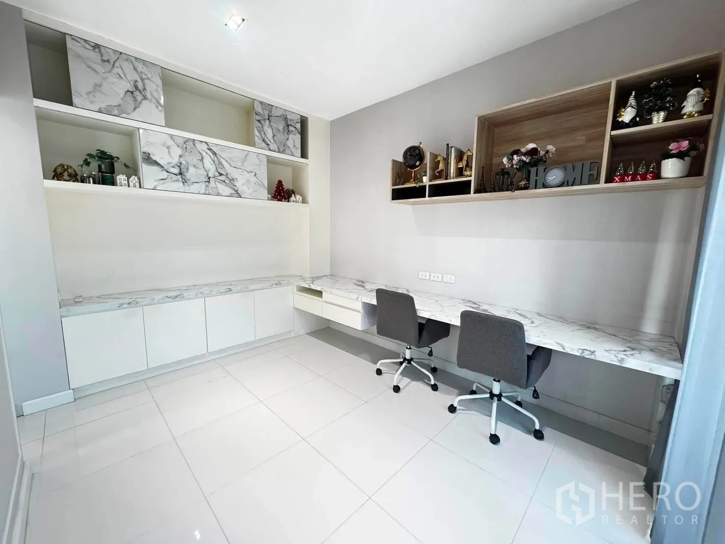 独栋房屋 for rent in Saphan Sung, Bangkok - 书房设长条大理石台面、置物架与两把办公椅。