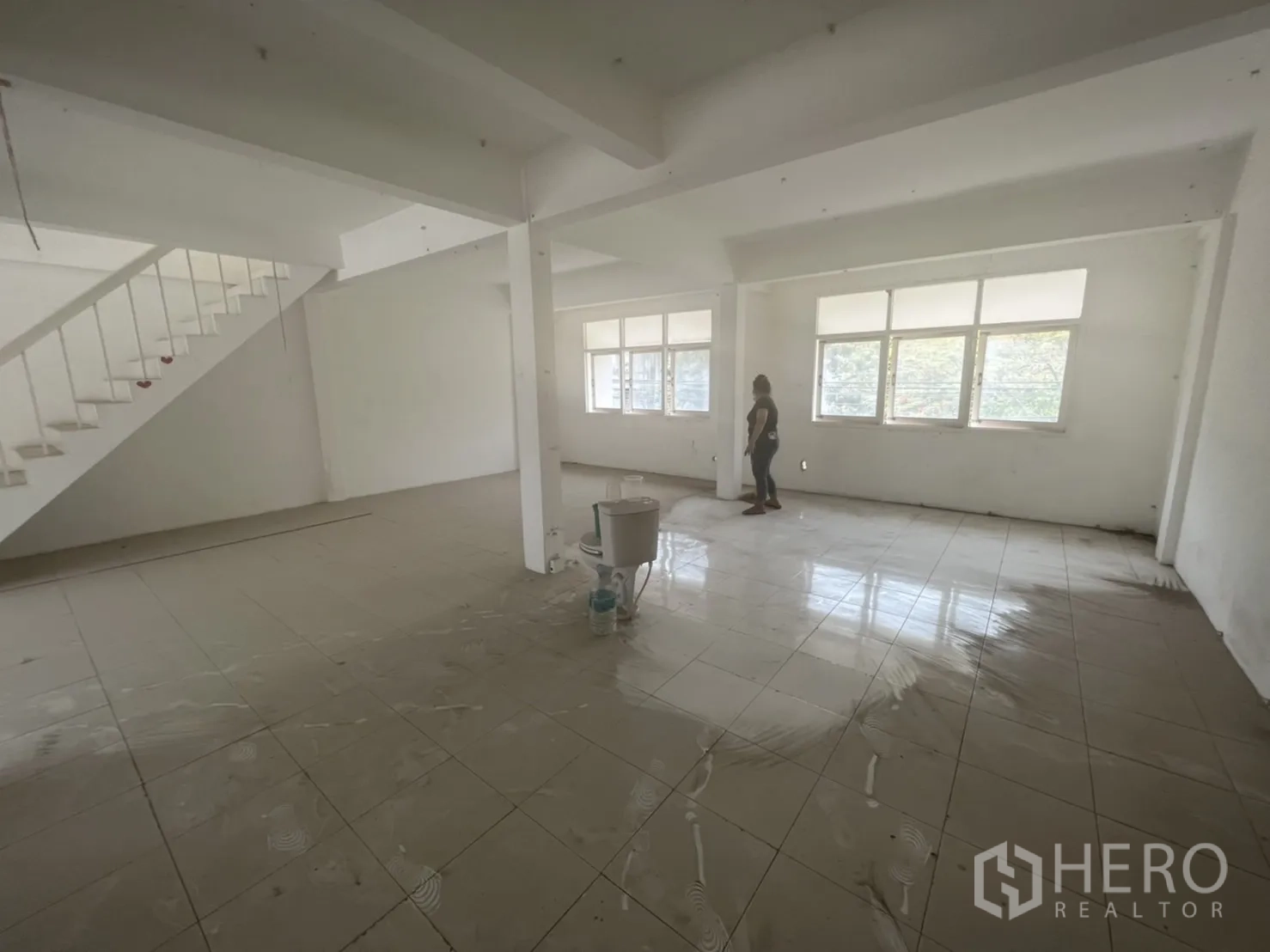 店屋 出租在Watthana, Bangkok - 明亮瓷砖房间，宽窗与楼梯，适合办公室。