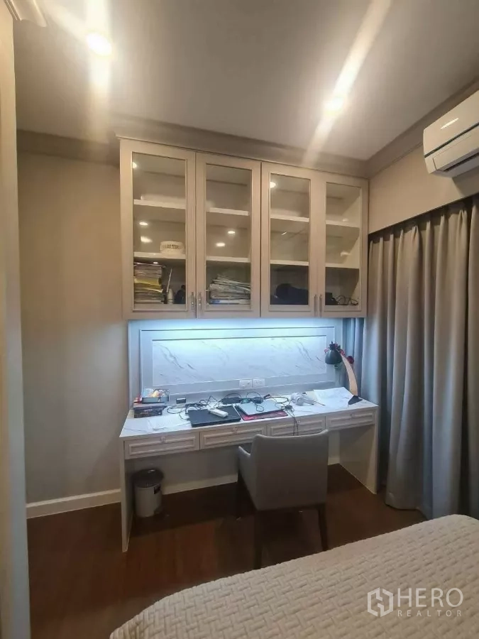 บ้าน ให้เช่าหรือขายในPrawet, Bangkok - มุมทำงานพร้อมโต๊ะบิลท์อิน ตู้ลอย และไฟใต้ตู้