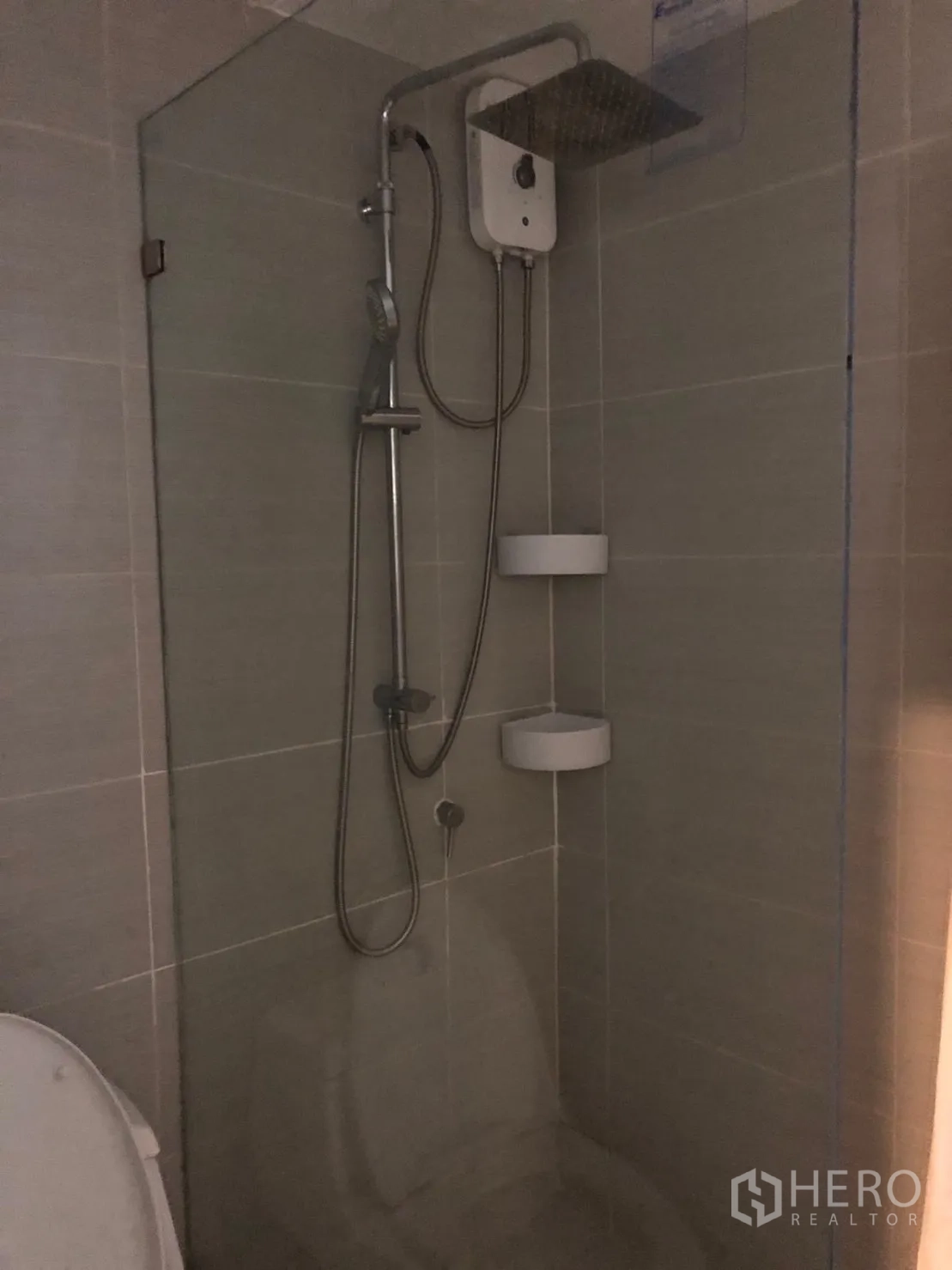 คอนโด ให้เช่าในWatthana, Bangkok - ตู้ shower กระจก พร้อมฝักบัวเรนชาวเวอร์และสายชำระมือถือ