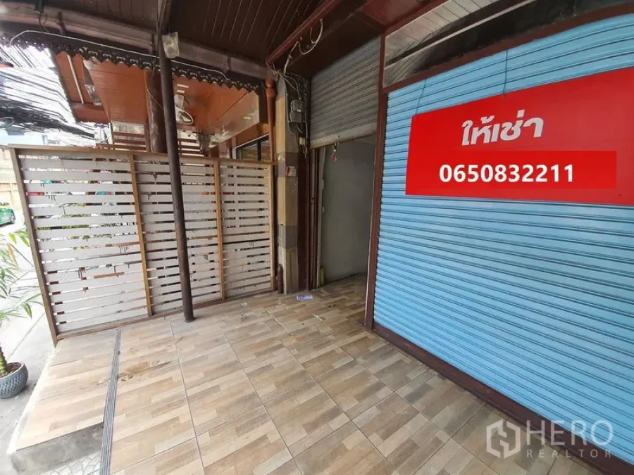 อาคารพาณิชย์ ให้เช่าในBang Rak, Bangkok - หน้าร้านหันถนน พื้นลายไม้ หลังคาคลุม หน้าประตูม้วนสีน้ำเงินพร้อมป้ายให้เช่า