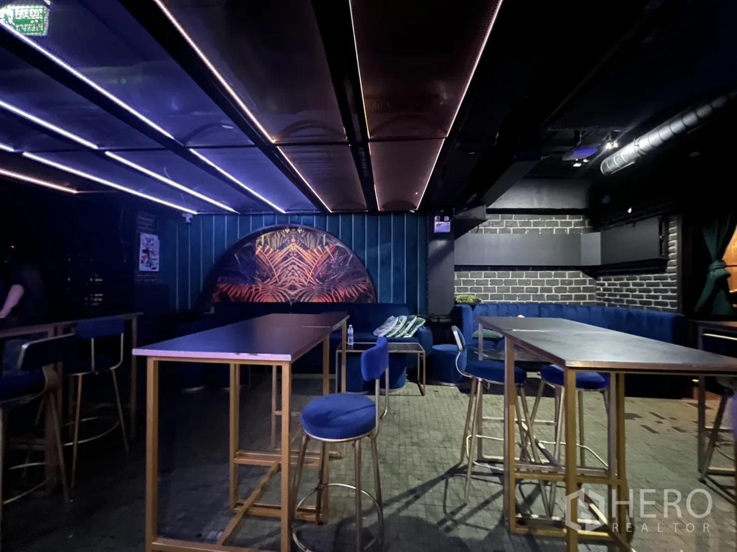 零售空间 出租在Bangkok - 高脚桌区域，蓝色吧椅与顶棚灯带