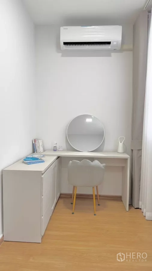 Townhouse for rent in Bang Phli, Samut Prakan - Small study or vanity with built-in desk, chair and round mirror.