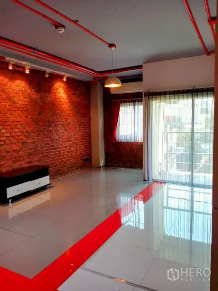 办公空间 出租在Khlong Toei, Bangkok - 阁楼风办公室，外露红色管线、砖饰墙与落地窗。