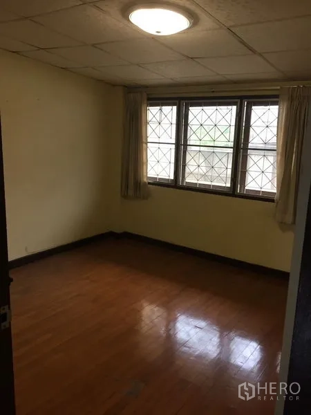 ทาวน์เฮาส์ ให้เช่าในKhlong Toei, Bangkok - ห้องนอนอีกห้องพร้อมหน้าต่างสามบานและเหล็กดัด