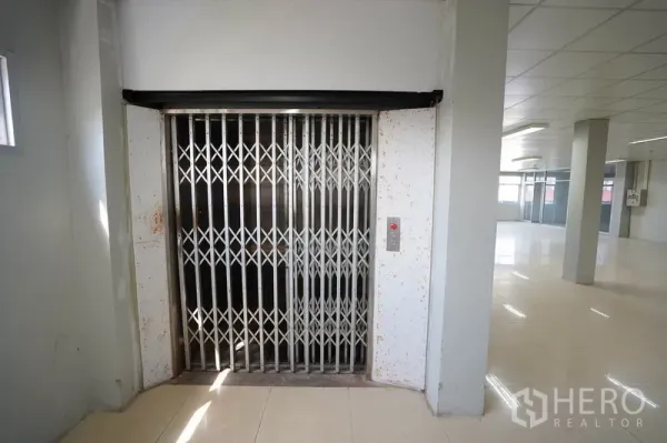 โรงงาน ขายในKhlong Luang, Pathum Thani - ลิฟต์ขนของรับน้ำหนักประมาณ 1.5 ตัน พร้อมประตูเหล็กแบบพับ