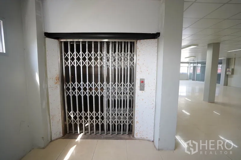 โรงงาน ขายในKhlong Luang, Pathum Thani - ลิฟต์ขนของรับน้ำหนักประมาณ 1.5 ตัน พร้อมประตูเหล็กแบบพับ