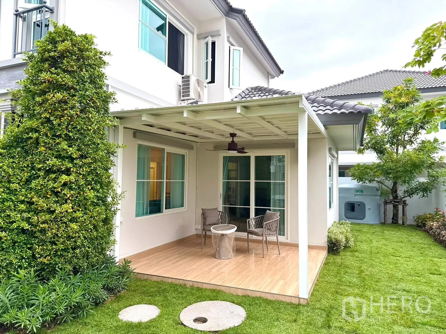 独栋房屋 for rent in Bang Phli, Samut Prakan - 后院草坪与带顶露台，连通两层住宅。