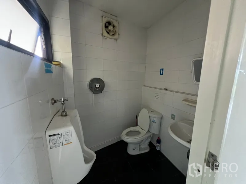 带办公室的家 出租在Phra Khanong, Bangkok - 卫生间配坐便、尿斗与洗手盆，白色墙砖。