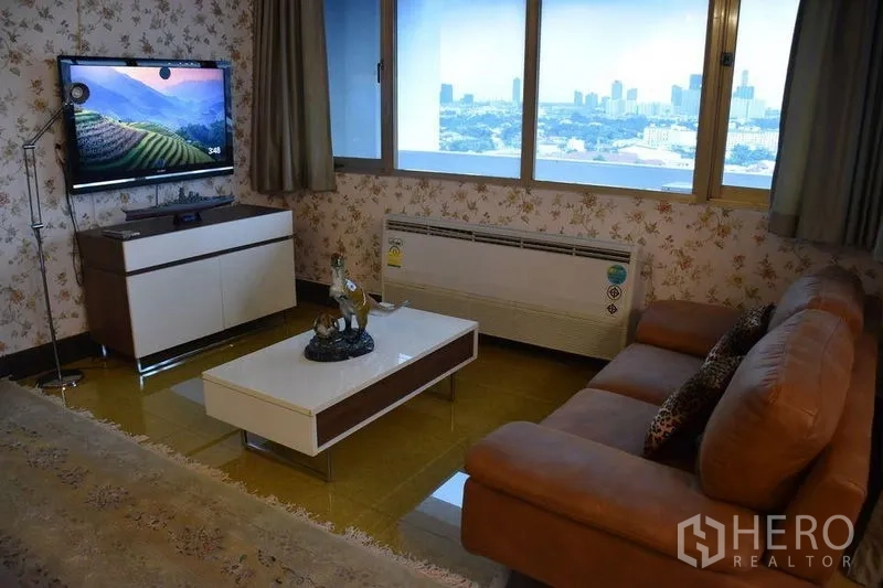 คอนโด ให้เช่าในWatthana, Bangkok - ห้องนั่งเล่นขนาดใหญ่ มีโคมระย้า ทางออกสู่ระเบียง และวิวสกายไลน์ ใกล้ BTS พร้อมพงษ์