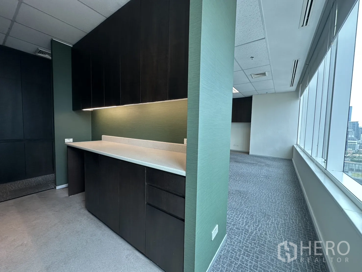 ออฟฟิศ for rent in Watthana, Bangkok - มุมแพนทรีพร้อมตู้ลอย เคาน์เตอร์ยาว และผนังสีเขียว
