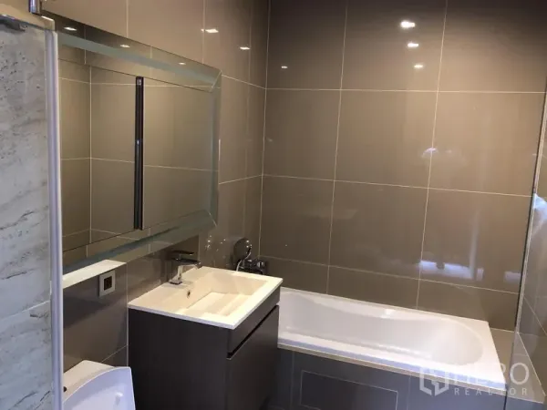 คอนโด ให้เช่าในWatthana, Bangkok - ห้องน้ำสไตล์โมเดิร์น ผนังกระเบื้องมันวาว อ่างล้างหน้า กระจกบานใหญ่ และอ่างอาบน้ำ