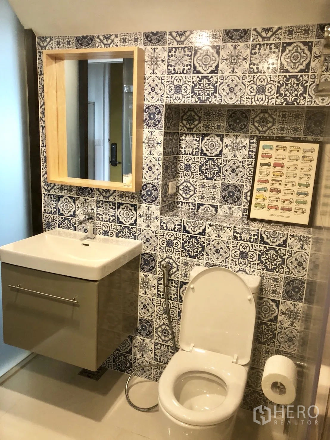 คอนโด ให้เช่าหรือขายในKhlong Toei, Bangkok - ห้องน้ำลายกระเบื้องสีน้ำเงินขาว พร้อมอ่างล้างหน้าติดผนังและโถสุขภัณฑ์