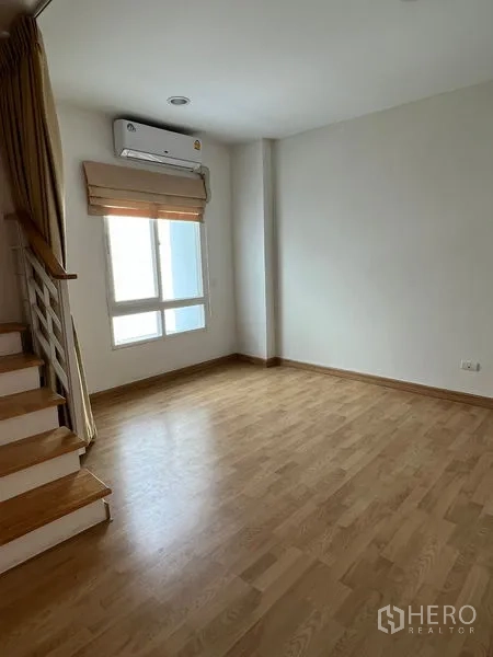 ทาวน์เฮาส์ ให้เช่าในWang Thonglang, Bangkok - พื้นที่อเนกประสงค์ พื้นไม้ มีหน้าต่างและเครื่องปรับอากาศ