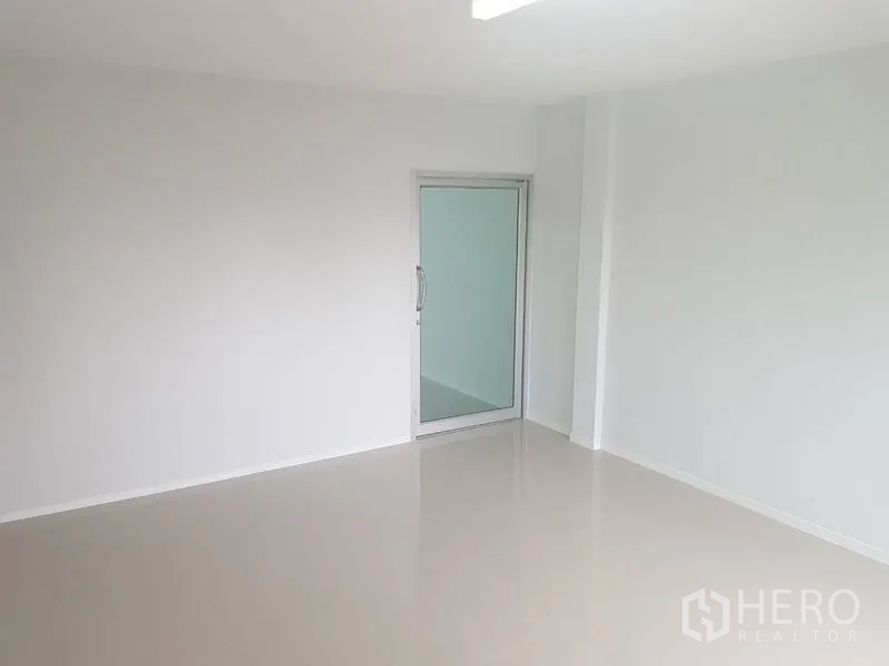 店屋 出租或出售在Lat Phrao, Bangkok - 极简白色房间，滑门与平整瓷砖地面。