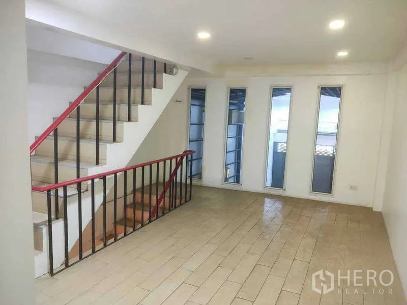 店屋 出售在Phra Khanong, Bangkok - 二楼平台，楼梯与四扇细长窗。