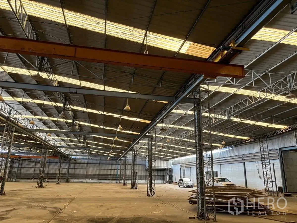 โรงงาน for rent or sale in Bang Sao Thong, Samut Prakan - ประตูเลื่อนเหล็กขนาดใหญ่และโซนลานขนถ่ายภายในโรงงาน.