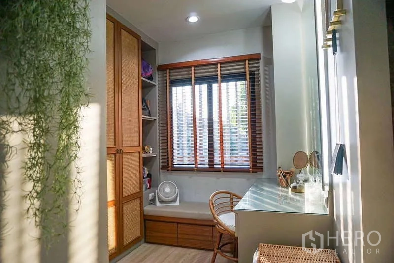 Detached House for sale in Bang Phli, Samut Prakan - Dressing room with window seat, shelves and wooden blinds