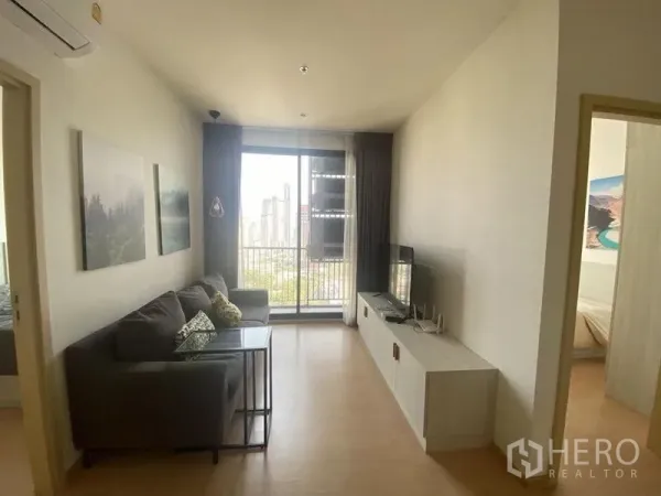 คอนโด ให้เช่าในWatthana, Bangkok - มุมมองเพิ่มเติมของห้องนั่งเล่นเปิดสู่ระเบียง มองเห็นวิวเมืองเอกมัย