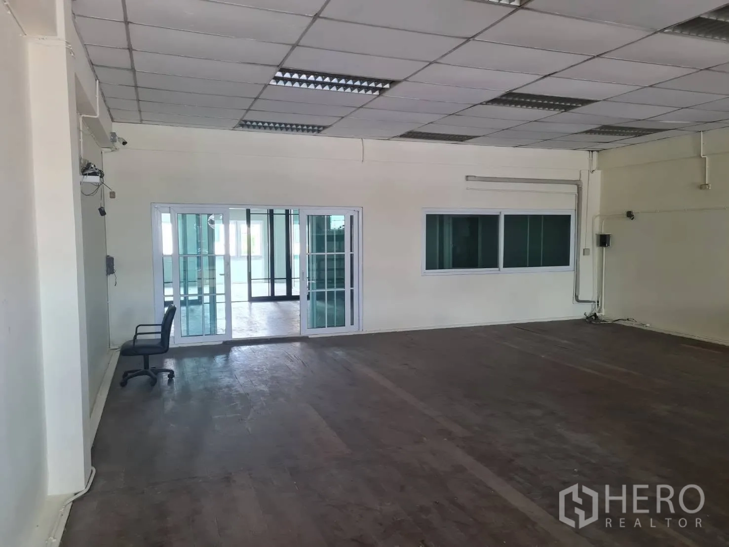 仓库 for rent in Phra Pradaeng, Samut Prakan - 宽敞室内作业区，吊顶日光灯与通往办公室的玻璃门