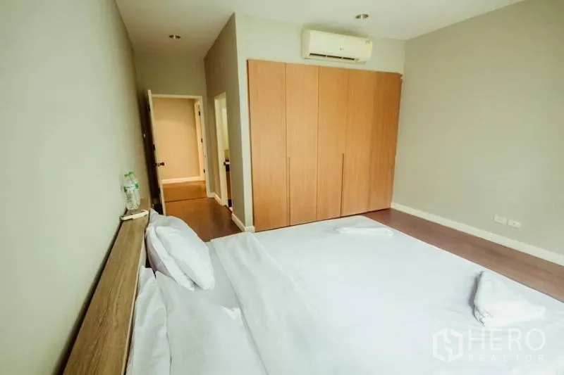 บ้าน ให้เช่าในKhlong Toei, Bangkok - ห้องนอนกว้าง ตู้เสื้อผ้าบิวท์อิน เครื่องปรับอากาศติดผนัง และพื้นไม้.