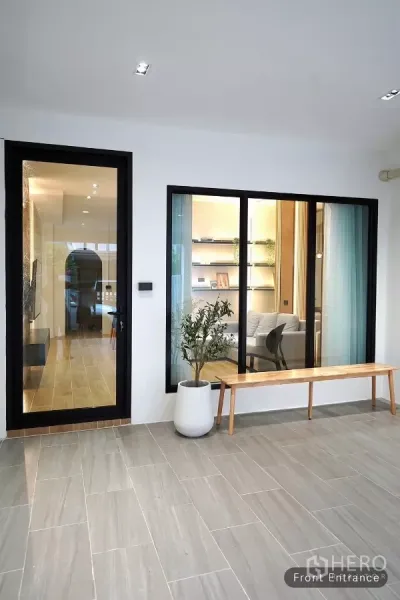 ทาวน์เฮาส์ ให้เช่าในHuai Khwang, Bangkok - ประตูทางเข้าหน้า แบบกรอบสีดำ ม้านั่งไม้ และกระถางต้นไม้