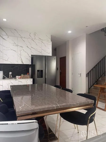 独立式住宅 出售在Bueng Kum, Bangkok - 餐区设抛光大理石餐桌、软包餐椅与开放式厨房。