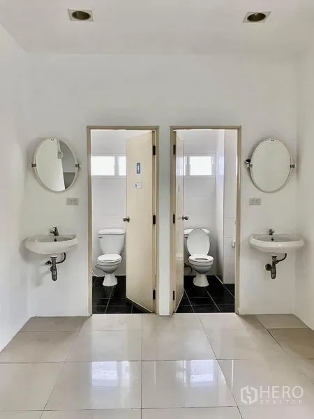 货栈 出租在Prawet, Bangkok - 双卫生间，白色瓷砖，配洗手盆与镜子，分隔独立隔间。