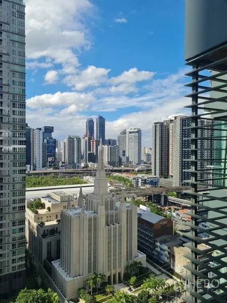 คอนโด ขายในRatchathewi, Bangkok - วิวเมืองจากระเบียงคอนโดพร้อมอาคารปลายแหลมโดดเด่น