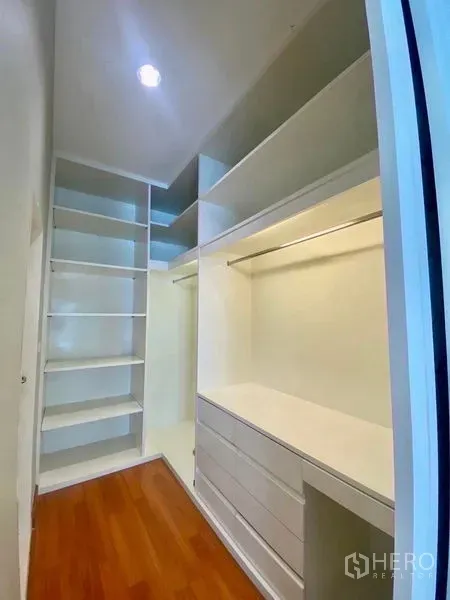 คอนโด ให้เช่าหรือขายในBang Kapi, Bangkok - ตู้เสื้อผ้าแบบวอล์คอินพร้อมชั้นวาง ตู้ลิ้นชัก และราวแขวน บนพื้นไม้