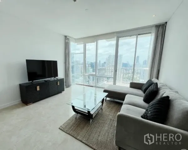 คอนโด ขายในWatthana, Bangkok - มุมห้องนั่งเล่นติดหน้าต่างเต็มผนัง มองเห็นวิวเมืองกรุงเทพฯ พาโนรามา