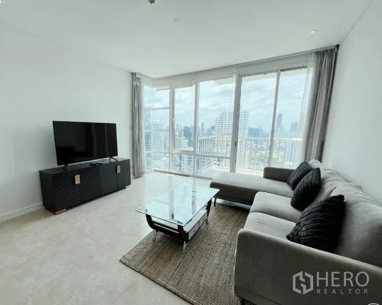 คอนโด ขายในWatthana, Bangkok - มุมห้องนั่งเล่นติดหน้าต่างเต็มผนัง มองเห็นวิวเมืองกรุงเทพฯ พาโนรามา