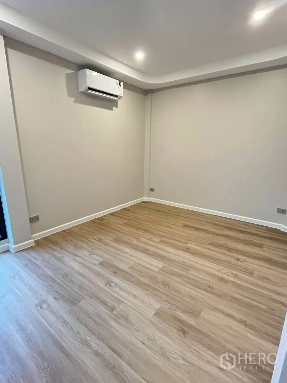 ทาวน์เฮาส์ for rent in Khlong Toei, Bangkok - ห้องนอนพร้อมพื้นไม้และเครื่องปรับอากาศติดผนัง.